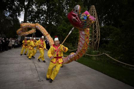Un grupo de bailarines de dragones.