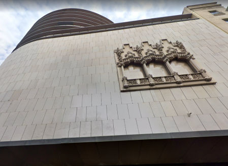 Ventanal de recuerdo de la antigua casa Sicart en la fachada de la calle Fontanella de El Corte Inglés.