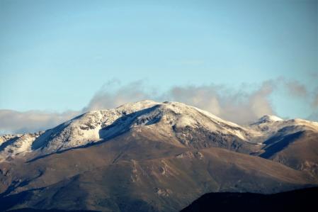 Puigmal nevado en el último día del verano.