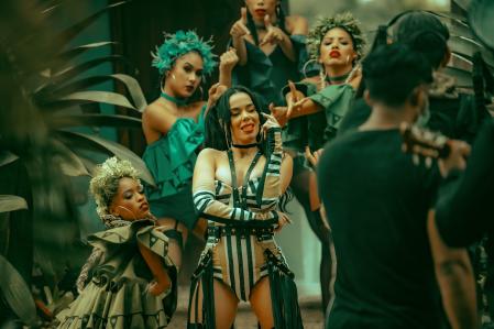 La conocimos como actriz y bailarina, después cantante y ahora, como compositora, hasta Marvel ha requerido de su talento.