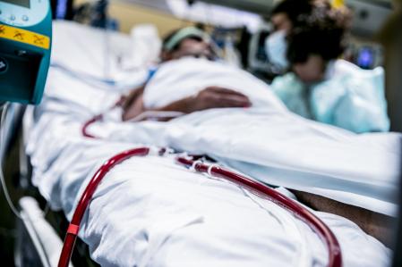 Una enfermo de covid en la uci