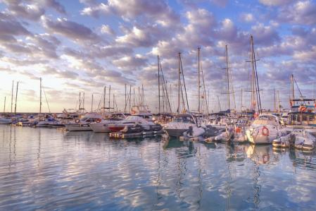 Amanecer con cielo enladrillado en Fuengirola.