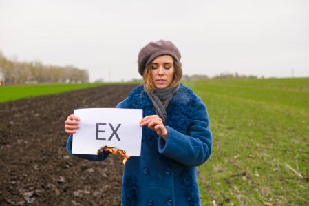 Una chica con un cartel que pone 'ex' 