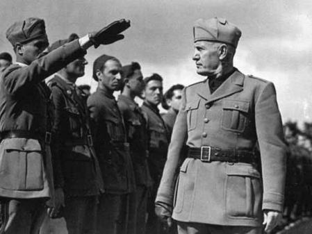 Mussolini pasa revista a las tropas listas para embarcar hacia África.