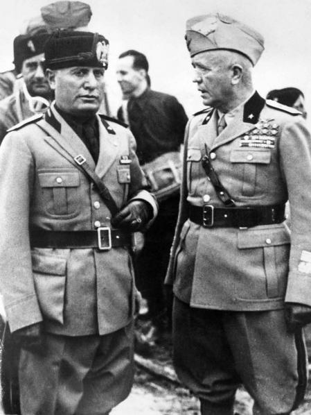 Benito Mussolini (izqda.) con Badoglio en 1935.