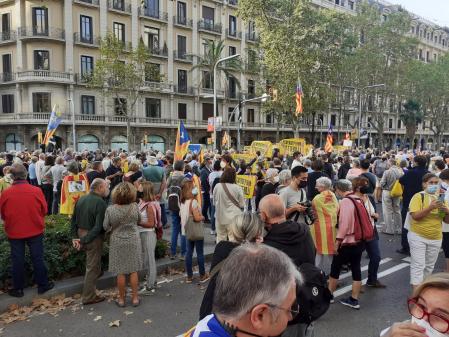 Centenares de personas se concentran cerca del consulado italiano para reclamar la libertad de Puigdemont
