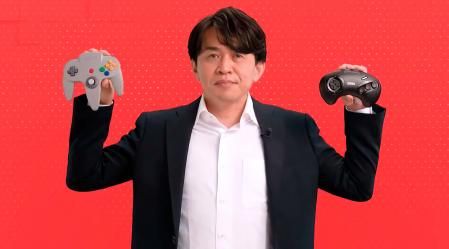 El diseñador Yoshiaki Koizumi muestra las nuevas réplicas de los mandos de Nintendo 64 y Mega Drive