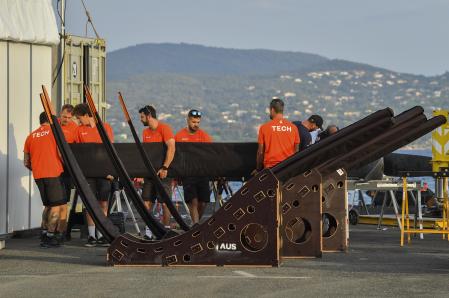 El equipo de mecánicos (en la foto con las orzas que hacen volar a los catamaranes)  es fundamental en SailGP: revisan los barcos cada noche y los reparan incluso entre carreras