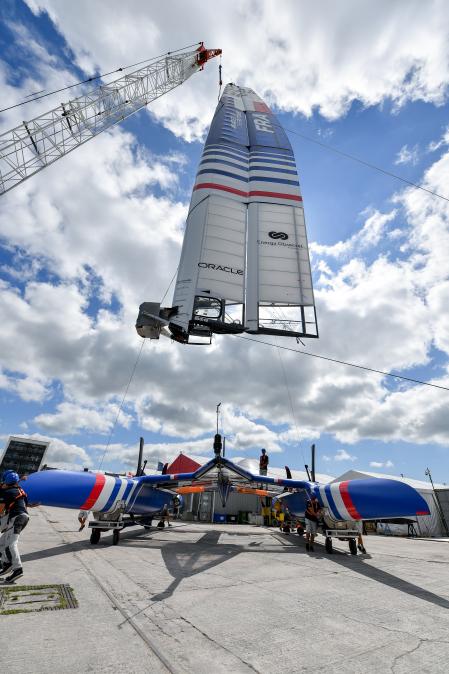 El proceso de montaje y 'amerizaje' del catamarán F50 se hace con grúas y mucha precisión, en la foto el F50 francés en la prueba de Plymouth, Inglaterra