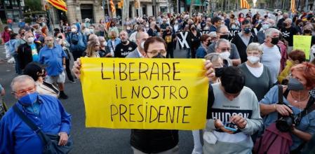Centenares de personas se concentran cerca del consulado italiano para reclamar la libertad de Puigdemont