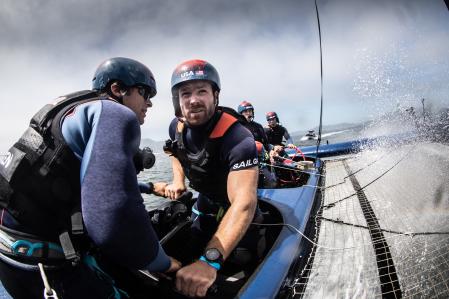 Dan Morris y Mac Agnese, grinders del equipo estadounidense, propulsan el catamarán. En la última prueba fueron finalistas junto a japón y España