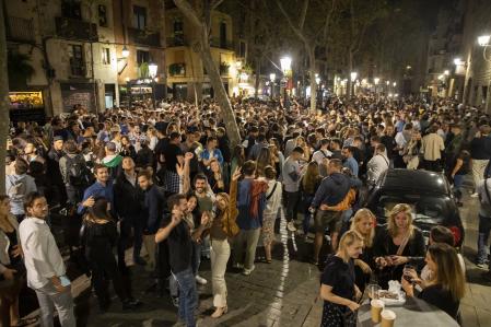 Los guiris abundan en los macrobotellones del paseo del Born
