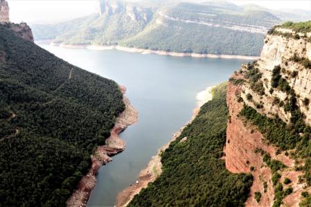 En los bordes del pantano de Sau se puede apreciar el nivel bajo del agua.