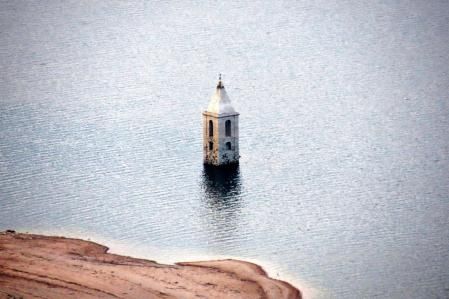 En los bordes del pantano de Sau se puede apreciar el nivel bajo del agua.