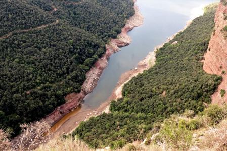 En los bordes del pantano de Sau se puede apreciar el nivel bajo del agua.