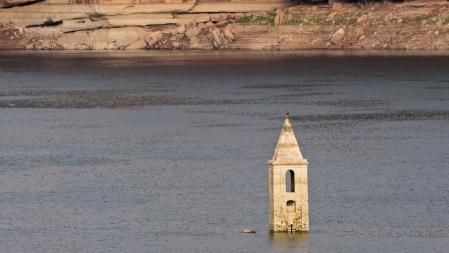 Visible bajada del nivel del agua en el pantano de Sau.