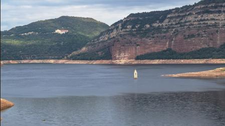 Visible bajada del nivel del agua en el pantano de Sau.