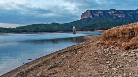 Visible bajada del nivel del agua en el pantano de Sau.