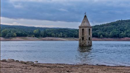 Visible bajada del nivel del agua en el pantano de Sau.
