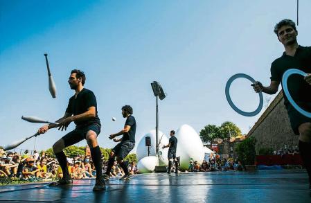 foto XAVIER CERVERA 25/09/2021 Mercè. Espectacles infantuils i de circ al castell de Montjuïc Pel matí de 11 a 14 Per la tarda a partir de les 16.00 (malabares acrobacias ...)