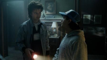 Joe Keery y Gaten Matarazzo en una imagen del nuevo vídeo.