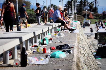 Así ha quedado la playa tras el macrobotellón anoche en Barcelona