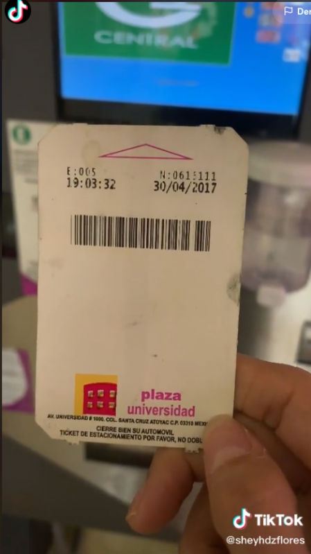 La mujer ha encontrado ahora el ticket perdido de un parking de un centro comercial de la Ciudad de México