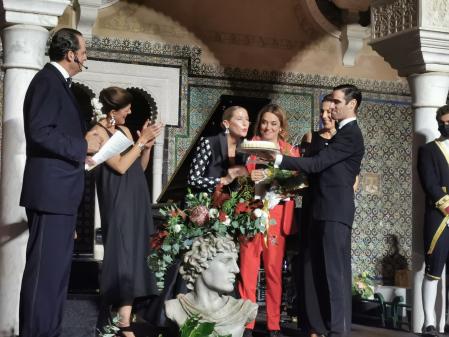 Fiona Ferrer soplando sus velas de cumpleaños.