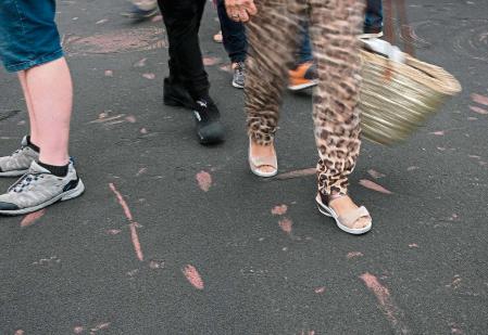 -FOTODELDÍA- SANTA CRUZ DE LA PALMA (LA PALMA), 26/09/2021.- La ceniza del volcán de La Palma, cubre amplias zona de la isla, cómo es el Puerto de Santa Cruz de La Palma, que se encuentra en la vertiente opuesta al mismo. En este además, se siguen formando colas de gente que entra y sale de la isla por barco, única vía por dónde hacerlo en estos momentos. EFE/Ángel Medina G.