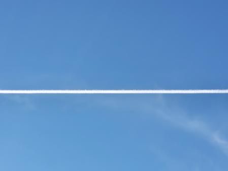 Estelas de condensación vistas desde Roses.