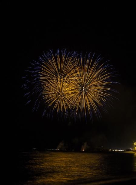 Vista del Piromusical de la Mercè desde la playa Nova Marbella.