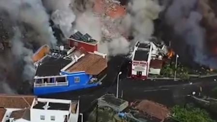 La lava del volcán Cumbre Vieja destruyendo casas a su paso.