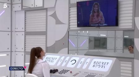 Adara está en una habitación aparte