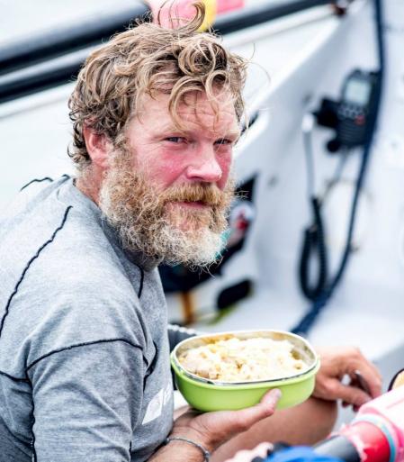 El soldado come por primera vez con alguien