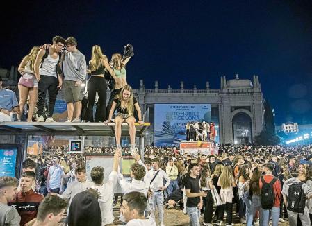BOTELLONES EN DIFERENTES PARTES DE LA CIUDAD DE BARCELONA COINCIDIENDO CON LAS FESTES DE LA MERCÈ. JOVENES, MUCHOS DE ELLOS UNIVERSITARIOS, EN PLENA CONCENTRACIÓN EN PLAÇA ESPANYA Y ALREDEDORES. JOVENES SUBIDOS A LAS MARQUESINAS DE PARADA DE BUS Y BAILANDO