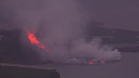 La colada de lava llega al mar en La Palma
