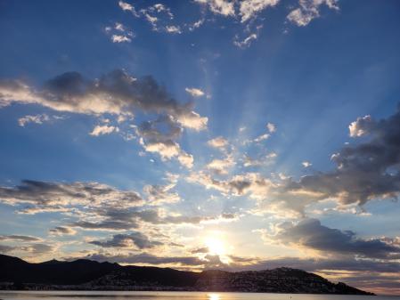 Amanecer dorado de otoño en Roses.