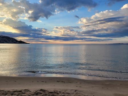 Amanecer dorado de otoño en Roses.