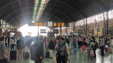 Usuarios de Cercanías ayer en la Estación del Norte