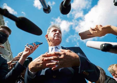 WASHINGTON, DC - SEPTEMBER 30: Sen. Joe Manchin (D-WV) speaks to reporters outside of the U.S. Capitol on September 30, 2021 in Washington, DC. The Senate is expected to pass a short term spending bill to avoid a government shutdown. Kevin Dietsch/Getty Images/AFP == FOR NEWSPAPERS, INTERNET, TELCOS & TELEVISION USE ONLY ==