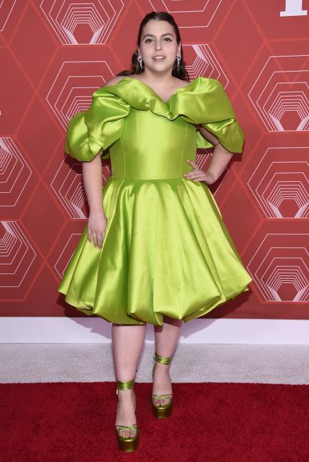 La actriz Beanie Feldstein en la alfombra roja de los Tony Awards