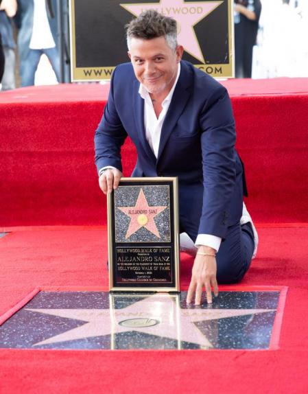 Alejandro Sanz con su estrella, la número 2.703 del célebre Paseo
