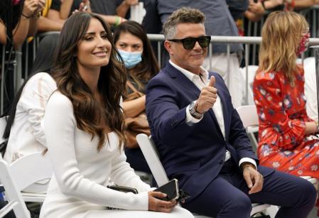 El cantante estuvo acompañado por su novia, la artista cubana Rachel Valdés