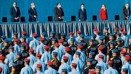 GRAF3495. MOLLET DEL VALLÉS (BARCELONA), 02/10/2021.- El President de la Generalitat, Pere Aragonés (3d) i el Conseller de Interior, Joan Ignasi Elena Garcia (3i) presiden el acto de entrega de diplomas de la 34 promoción del los Mossos d'Esquadra en el Instituto de Seguridad Pública de Cataluña en Mollet del Vallés (Barcelona) este sábado. EFE/ Enric Fontcuberta