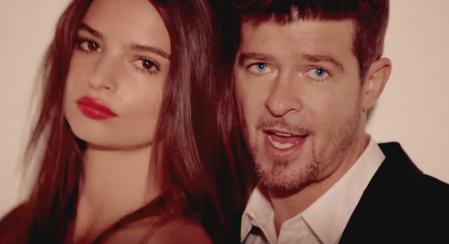 La modelo y Robin Thicke, en 'Blurred Lines'.