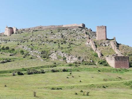 Arriba a la izquierda la iglesia de san Bartolomé (s. XV)  y en primer término la Coracha (s. XIV).
