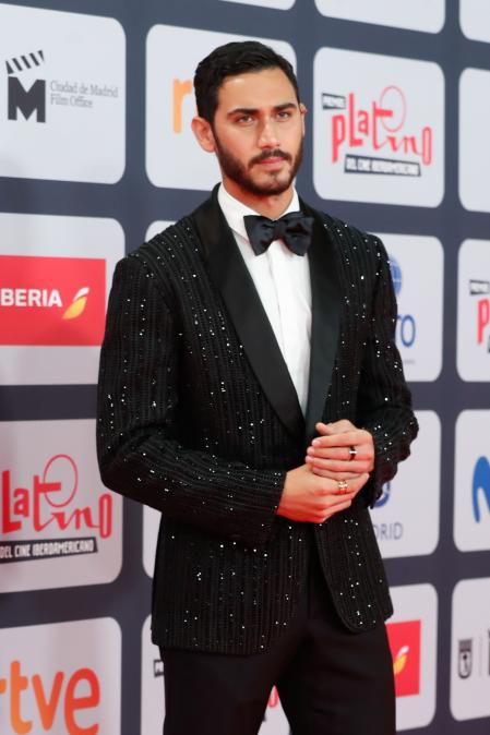 Alejandro Speitzer en la alfombra roja de los Premios Platino 2021