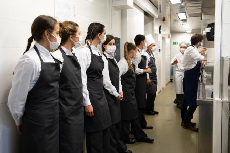 El equipo de sala formado por alumnos del Basque Culinary Center preparados en la cocina en una de las veladas del ciclo de cine y cena del Culinary