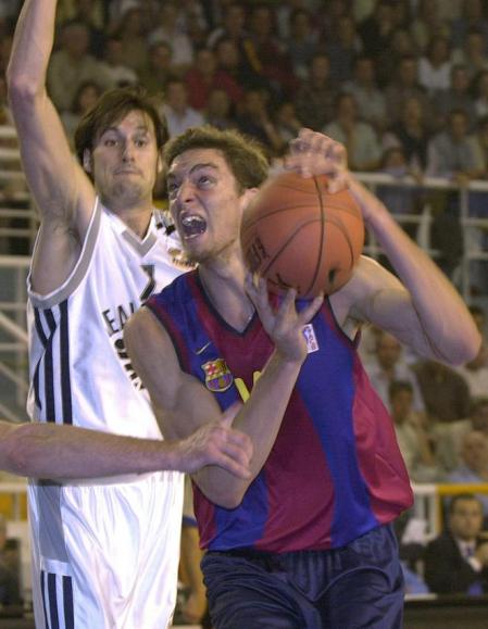 Un joven Pau Gasol trata de superar a Lucio Angulo, en el 2001