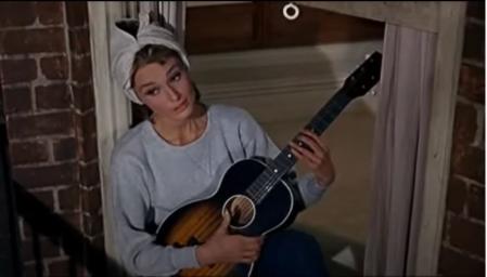 Audrey Hepburn interpreta Moon River en “Breakfast at Tiffany's” (“Desayuno con diamantes”).